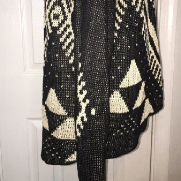 Blu Pepper Graphic Print Knit Sweater - Picture 7 of 12